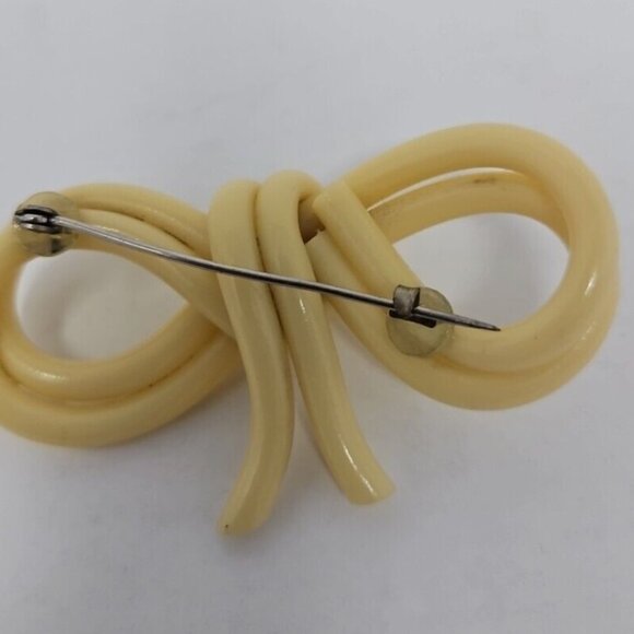 Antique 1920s Extruded Ivory Cream Celluloid Bow Shape Pin Brooch Flapper Girl - Picture 3 of 6